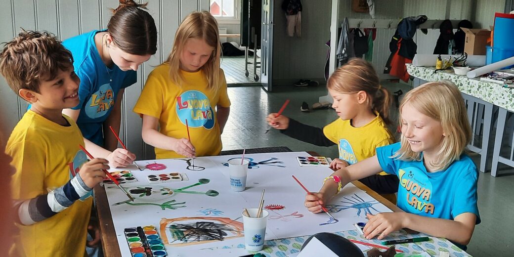 Neljä lasta ja ohjaaja maalaamassa Luova lava-leirillä.